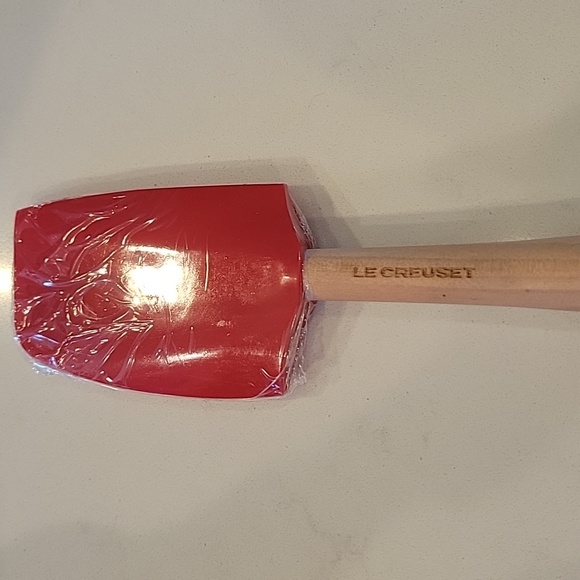 New Le Creuset Red Silicone Spatula - Picture 2 of 3